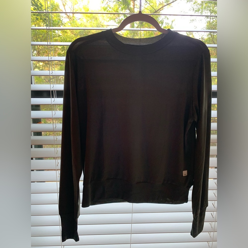 Vuori long sleeve halo crew shirt size small